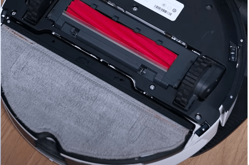 Man sieht den Roborock G10 von unten mit seiner Wischplatte.  